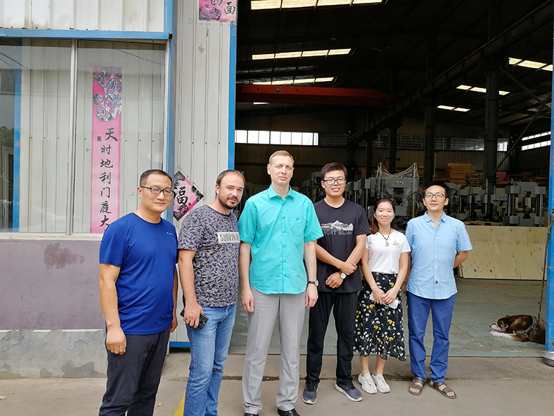 俄羅斯客戶到廠驗(yàn)收機(jī)器，獲得客戶一致好評